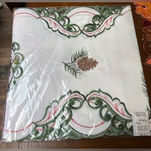 New in Packaging Cardinal Pinecone Table Runner Linen